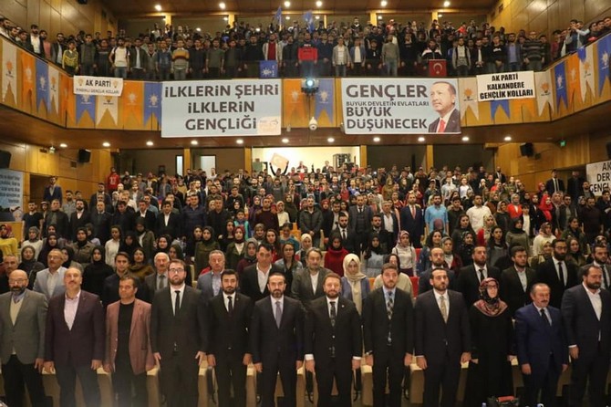 ak-parti-rize-genclik-kollari-teskilatinin-duzenledigi-il-genclik-kollari-danisma-meclisi-toplantisi-ismail-kahraman-kultur-merkezinde-buyuk-bir-coskuyla-gerceklesti-(6).jpg