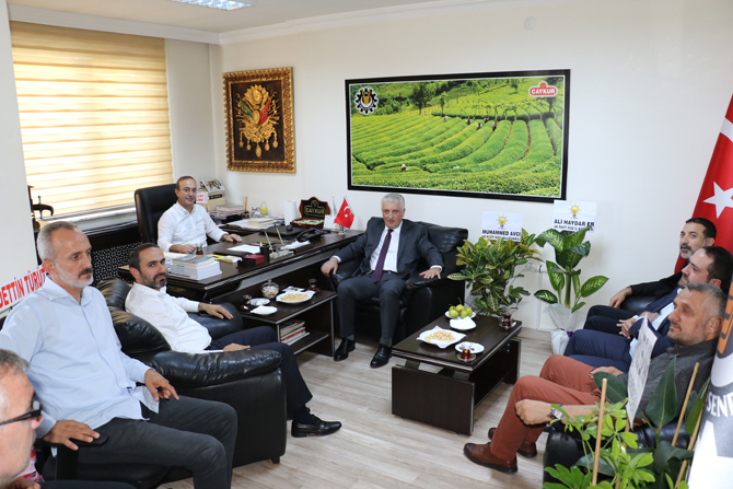 ak-parti-rize-il-baskan-vekili-ali-haydar-er-oz-gida-is-sendikasi-dogu-karadeniz-rize-sube-baskanligina-yeniden-secilen-sultan-murat-karadag’i-tebrik-etti-2.jpg