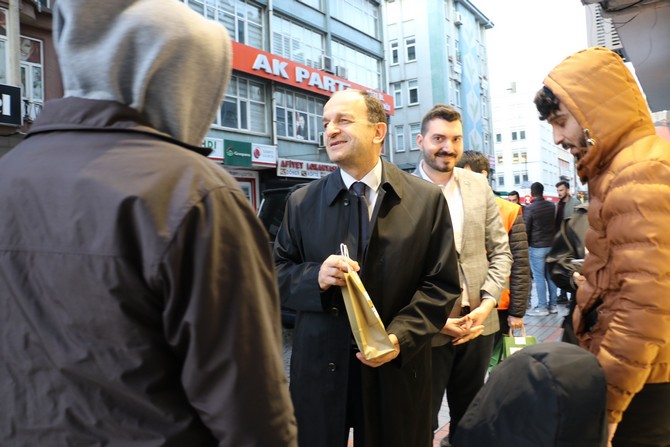 ak-parti-rize-il-baskani-hikmet-ayar-il-genclik-kollariyla-birlikte-iftara-yetisemeyen-vatandaslara-iftarlik-dagitiminda-bulundu-1.jpg