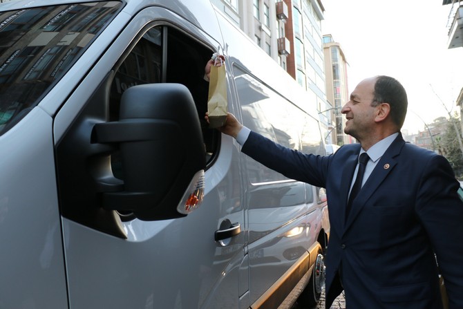 ak-parti-rize-il-baskani-hikmet-ayar-il-genclik-kollariyla-birlikte-iftara-yetisemeyen-vatandaslara-iftarlik-dagitiminda-bulundu-2.jpg