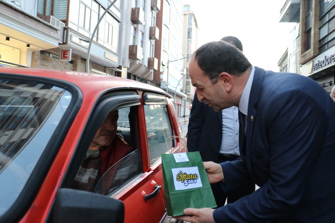ak-parti-rize-il-baskani-hikmet-ayar-il-genclik-kollariyla-birlikte-iftara-yetisemeyen-vatandaslara-iftarlik-dagitiminda-bulundu-3.jpg