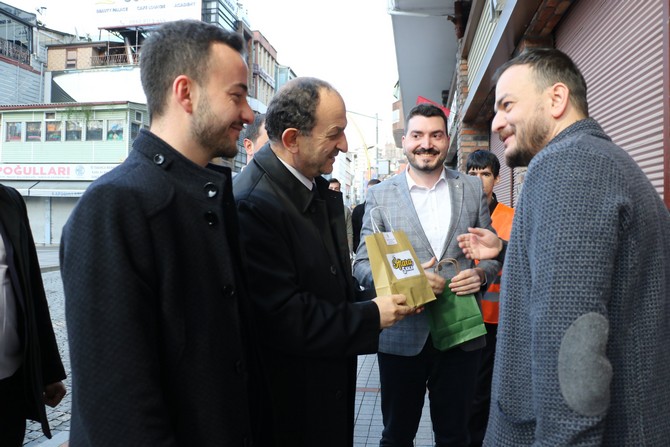 ak-parti-rize-il-baskani-hikmet-ayar-il-genclik-kollariyla-birlikte-iftara-yetisemeyen-vatandaslara-iftarlik-dagitiminda-bulundu-5.jpg