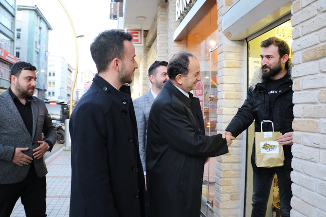 ak-parti-rize-il-baskani-hikmet-ayar-il-genclik-kollariyla-birlikte-iftara-yetisemeyen-vatandaslara-iftarlik-dagitiminda-bulundu-7.jpg