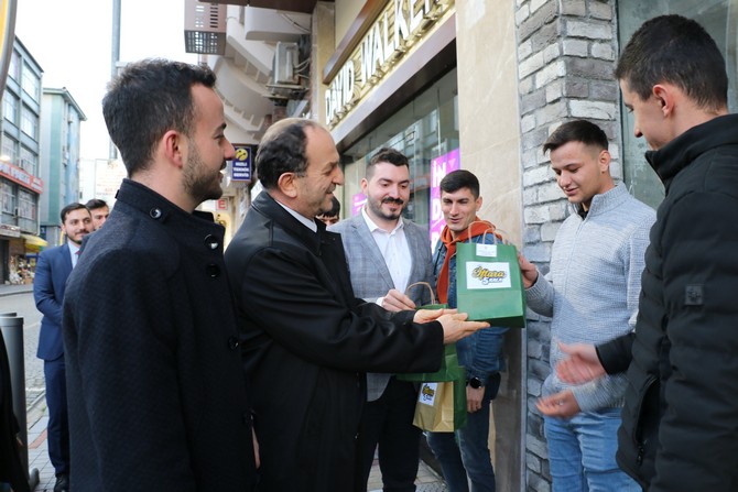 ak-parti-rize-il-baskani-hikmet-ayar-il-genclik-kollariyla-birlikte-iftara-yetisemeyen-vatandaslara-iftarlik-dagitiminda-bulundu-8.jpg