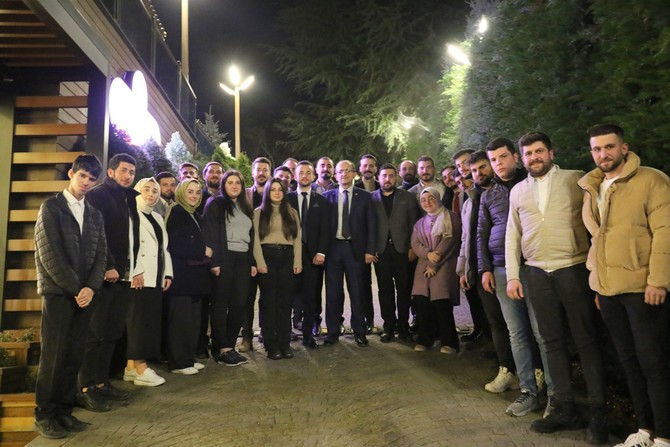 ak-parti-rize-il-baskani-hikmet-ayar-il-genclik-kollariyla-birlikte-iftarda-bir-araya-geldi-1.jpg