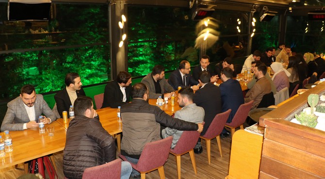 ak-parti-rize-il-baskani-hikmet-ayar-il-genclik-kollariyla-birlikte-iftarda-bir-araya-geldi-2.jpg