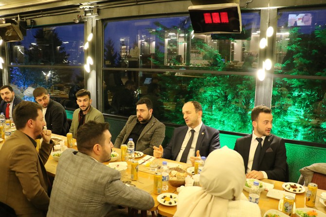 ak-parti-rize-il-baskani-hikmet-ayar-il-genclik-kollariyla-birlikte-iftarda-bir-araya-geldi-3.jpg