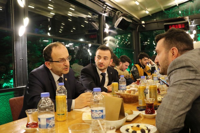 ak-parti-rize-il-baskani-hikmet-ayar-il-genclik-kollariyla-birlikte-iftarda-bir-araya-geldi-4.jpg