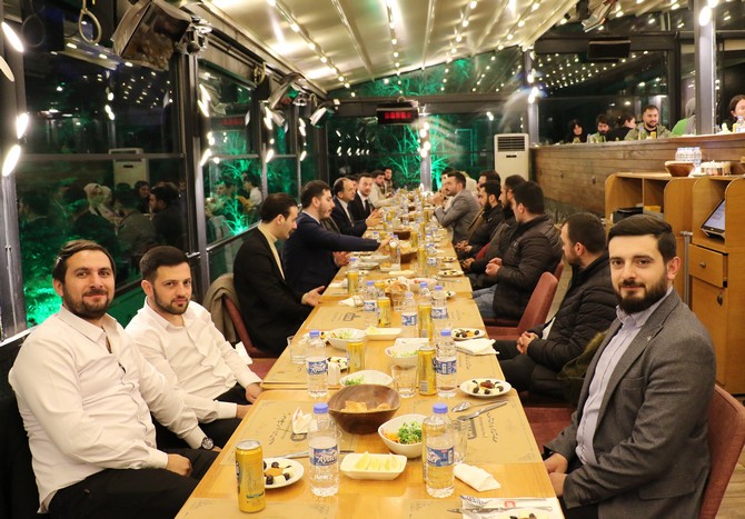 ak-parti-rize-il-baskani-hikmet-ayar-il-genclik-kollariyla-birlikte-iftarda-bir-araya-geldi-5.jpg