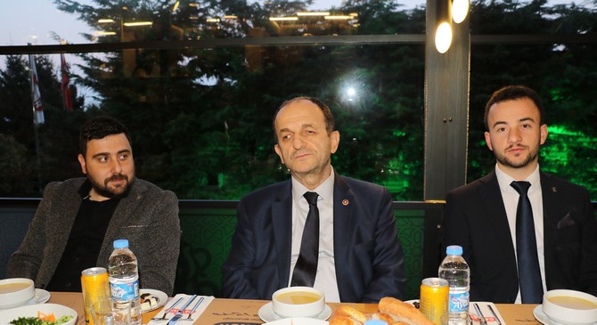 ak-parti-rize-il-baskani-hikmet-ayar-il-genclik-kollariyla-birlikte-iftarda-bir-araya-geldi-6.jpg
