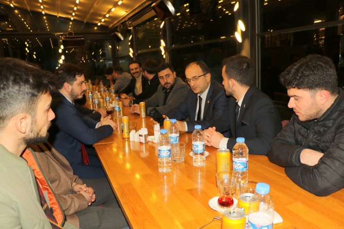ak-parti-rize-il-baskani-hikmet-ayar-il-genclik-kollariyla-birlikte-iftarda-bir-araya-geldi-7.jpg