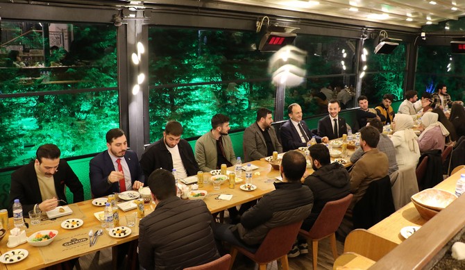 ak-parti-rize-il-baskani-hikmet-ayar-il-genclik-kollariyla-birlikte-iftarda-bir-araya-geldi-8.jpg