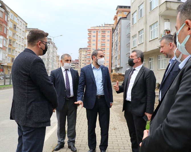 ak-parti-rize-il-baskani-ishak-alim-guney-cevre-yolu-menderes-bulvari-ve-muftu-mahallesi-kavsagiyla-ilgili-alanda-incelemelerde-bulundu-3.jpg
