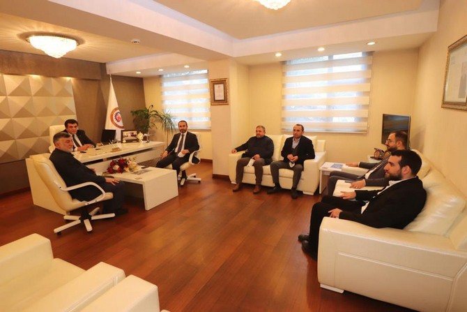 ak-parti-rize-il-baskani-ishak-alim-rize-ticaret-ve-sanayi-odasi-yonetim-kurulu-baskani-saban-aziz-karamehmetoglunu-ziyaret-etti-3.jpg