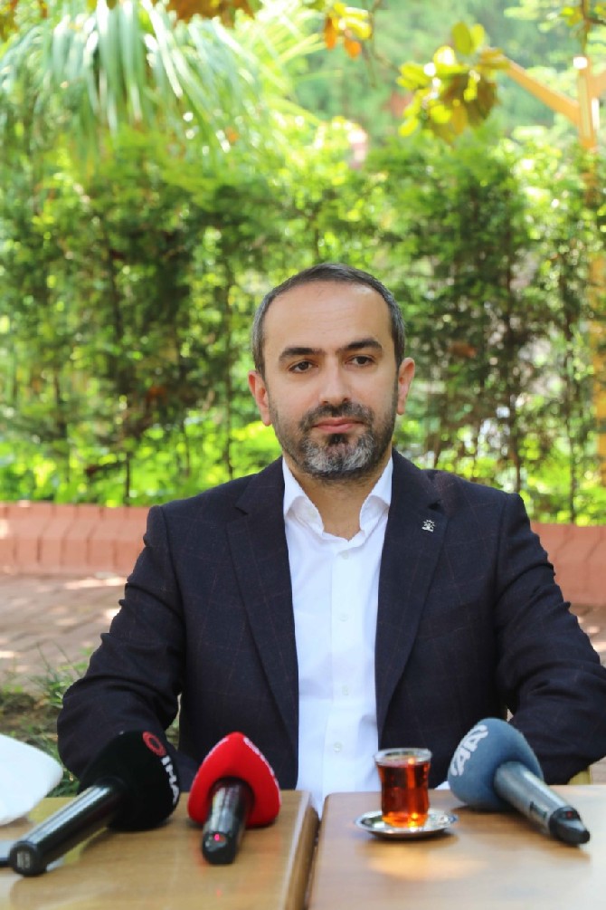 ak-parti-rize-il-baskani-ishak-alim-rizedeki-basin-mensuplariyla-bir-araya-gelerek-rize-gundemine-dair-sorulari-cevapladi-2.jpg