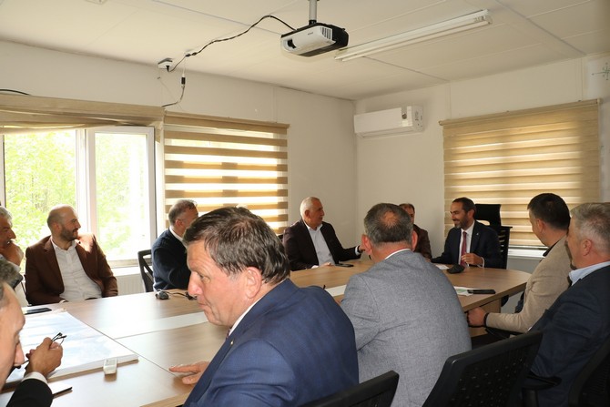 ak-parti-rize-il-baskani-ishak-alim-varda-icme-suyu-projesi-degerlendirme-toplantisina-katilarak-projenin-son-durumu-hakkinda-yetkililerden-bilgi-aldi-5.jpg