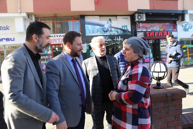 ak-parti-rize-il-baskani-muhammed-avci,-beraberinde-rize-belediye-baskani-prof.-dr.-resat-kasap,-merkez-ilce-baskani-ishak-alim-ve-baskan-yardimcilariyla-birlikte-sokaga-inerek-vatandaslarla-bir-araya-geldi-(3).jpg