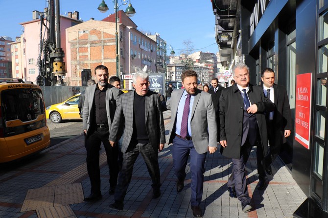 ak-parti-rize-il-baskani-muhammed-avci,-beraberinde-rize-belediye-baskani-prof.-dr.-resat-kasap,-merkez-ilce-baskani-ishak-alim-ve-baskan-yardimcilariyla-birlikte-sokaga-inerek-vatandaslarla-bir-araya-geldi-(6).jpg