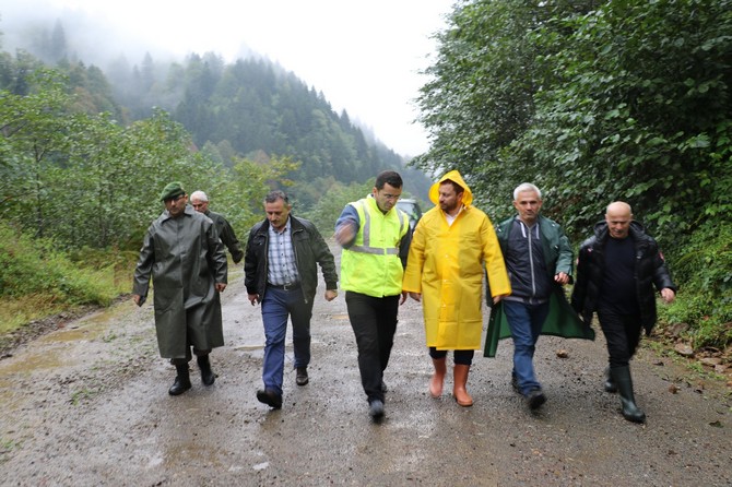 ak-parti-rize-il-baskani-muhammed-avci,-dun-aksam-itibariyle-baslayan-yogun-yagis-sonrasi-heyelan-ve-selin-yasandigi-hemsin-ilcesine-giderek-incelemelerde-bulundu-(1).jpg