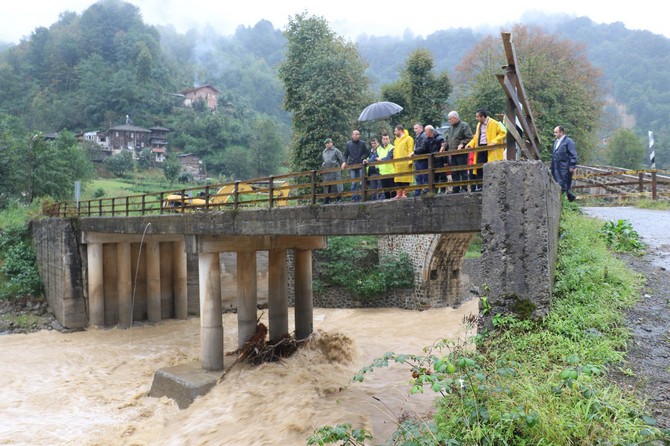 ak-parti-rize-il-baskani-muhammed-avci,-dun-aksam-itibariyle-baslayan-yogun-yagis-sonrasi-heyelan-ve-selin-yasandigi-hemsin-ilcesine-giderek-incelemelerde-bulundu-(10).jpg