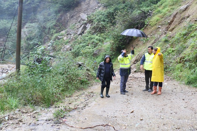 ak-parti-rize-il-baskani-muhammed-avci,-dun-aksam-itibariyle-baslayan-yogun-yagis-sonrasi-heyelan-ve-selin-yasandigi-hemsin-ilcesine-giderek-incelemelerde-bulundu-(11).jpg