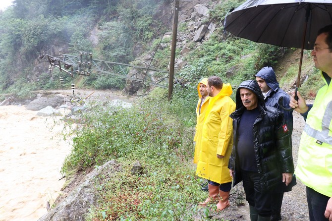ak-parti-rize-il-baskani-muhammed-avci,-dun-aksam-itibariyle-baslayan-yogun-yagis-sonrasi-heyelan-ve-selin-yasandigi-hemsin-ilcesine-giderek-incelemelerde-bulundu-(12).jpg