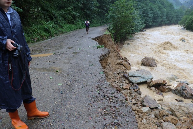 ak-parti-rize-il-baskani-muhammed-avci,-dun-aksam-itibariyle-baslayan-yogun-yagis-sonrasi-heyelan-ve-selin-yasandigi-hemsin-ilcesine-giderek-incelemelerde-bulundu-(13).jpg