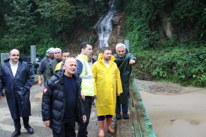 ak-parti-rize-il-baskani-muhammed-avci,-dun-aksam-itibariyle-baslayan-yogun-yagis-sonrasi-heyelan-ve-selin-yasandigi-hemsin-ilcesine-giderek-incelemelerde-bulundu-(2).jpg