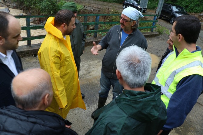 ak-parti-rize-il-baskani-muhammed-avci,-dun-aksam-itibariyle-baslayan-yogun-yagis-sonrasi-heyelan-ve-selin-yasandigi-hemsin-ilcesine-giderek-incelemelerde-bulundu-(3).jpg