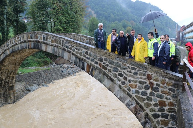 ak-parti-rize-il-baskani-muhammed-avci,-dun-aksam-itibariyle-baslayan-yogun-yagis-sonrasi-heyelan-ve-selin-yasandigi-hemsin-ilcesine-giderek-incelemelerde-bulundu-(5).jpg