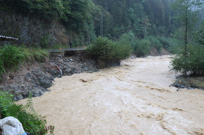 ak-parti-rize-il-baskani-muhammed-avci,-dun-aksam-itibariyle-baslayan-yogun-yagis-sonrasi-heyelan-ve-selin-yasandigi-hemsin-ilcesine-giderek-incelemelerde-bulundu-(6).jpg