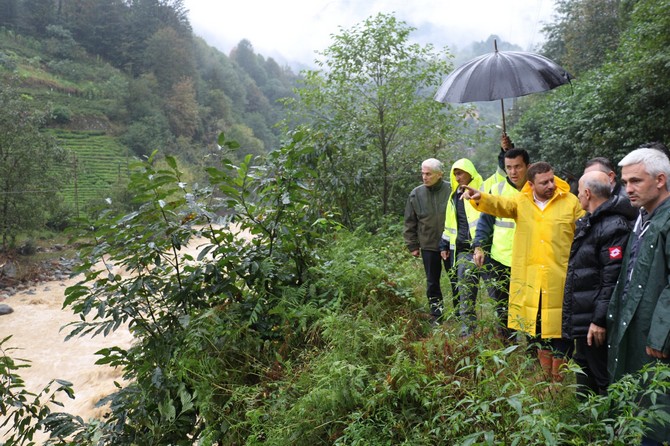 ak-parti-rize-il-baskani-muhammed-avci,-dun-aksam-itibariyle-baslayan-yogun-yagis-sonrasi-heyelan-ve-selin-yasandigi-hemsin-ilcesine-giderek-incelemelerde-bulundu-(7).jpg