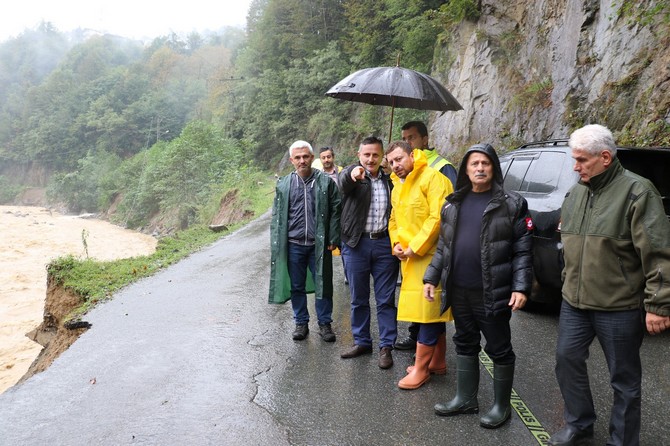 ak-parti-rize-il-baskani-muhammed-avci,-dun-aksam-itibariyle-baslayan-yogun-yagis-sonrasi-heyelan-ve-selin-yasandigi-hemsin-ilcesine-giderek-incelemelerde-bulundu-(8).jpg