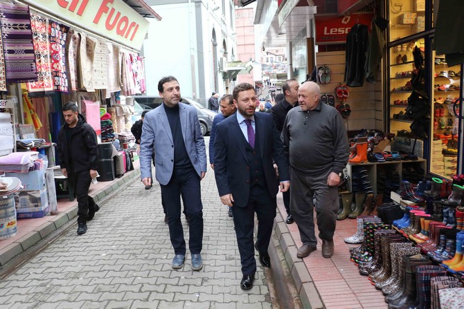 ak-parti-rize-il-baskani-muhammed-avci,-rize-merkezdeki-bakircilar-sokaginda-esnaf-ziyareti-yapti-(4).jpg