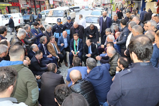 ak-parti-rize-il-baskani-muhammed-avci-cumhuriyet-caddesindeki-esnaflarla-bir-araya-gelerek-hem-sorunlari-dinledi-hem-de-sohbet-etti-(1).jpg