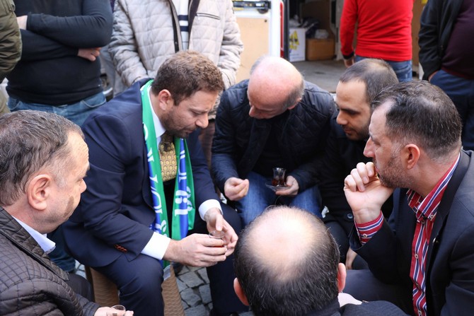 ak-parti-rize-il-baskani-muhammed-avci-cumhuriyet-caddesindeki-esnaflarla-bir-araya-gelerek-hem-sorunlari-dinledi-hem-de-sohbet-etti-(3).jpg