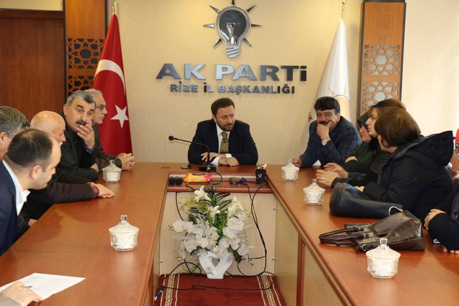 ak-parti-rize-il-baskani-muhammed-avci-cumhuriyet-caddesindeki-esnaflarla-bir-araya-gelerek-hem-sorunlari-dinledi-hem-de-sohbet-etti-(5).jpg