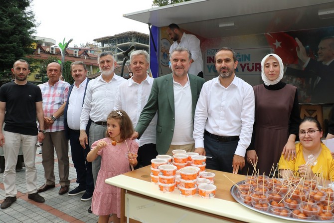ak-parti-rize-il-baskanligi-tuzcuoglu-memisoglu-parkinda-asure-ve-lokma-dagitimi-gerceklestirdi-7.jpg