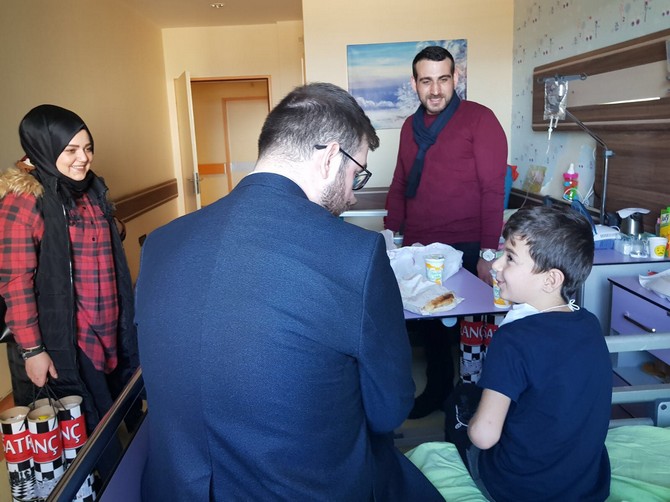 ak-parti-rize-il-genclik-kollari’ndan-cocuk-hastalara-ziyaret-(9).jpg