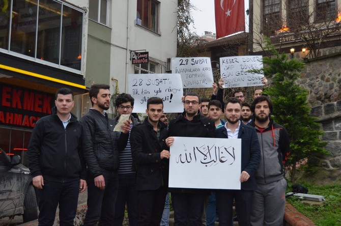 ak-parti-rize-il-genclik-kollari-uyeleri,-28-subat-post-modern-darbesini-protesto-etmek-icin-bir-araya-geldi-(3).jpg