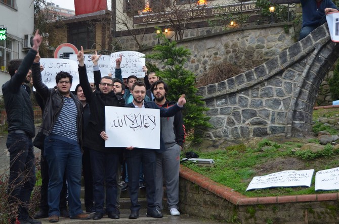 ak-parti-rize-il-genclik-kollari-uyeleri,-28-subat-post-modern-darbesini-protesto-etmek-icin-bir-araya-geldi-(5).jpg