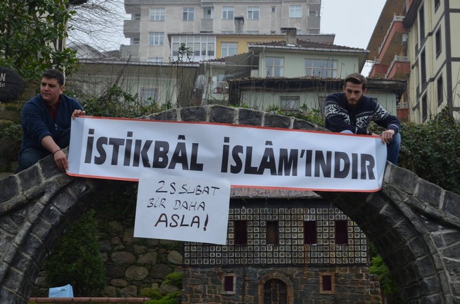 ak-parti-rize-il-genclik-kollari-uyeleri,-28-subat-post-modern-darbesini-protesto-etmek-icin-bir-araya-geldi-(6).jpg