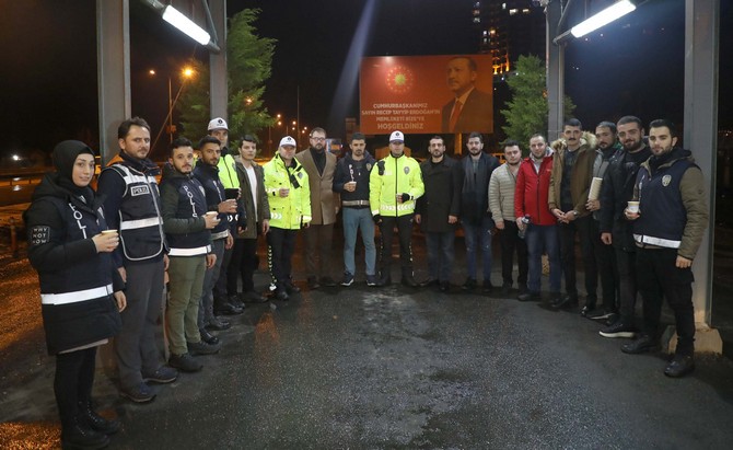 ak-parti-rize-il-genclik-kollari-uyeleri-de-polis-noktalarini-ziyaret-etti-corba-ikraminda-bulundu-(2).jpg