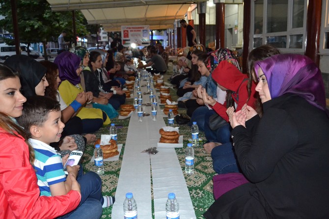 ak-parti-rize-il-genclik-kollarindan-bir-simit-bir-hurma-iftari--(1)-001.jpg