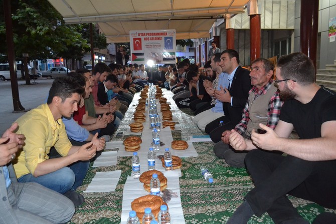 ak-parti-rize-il-genclik-kollarindan-bir-simit-bir-hurma-iftari--(2)-001.jpg