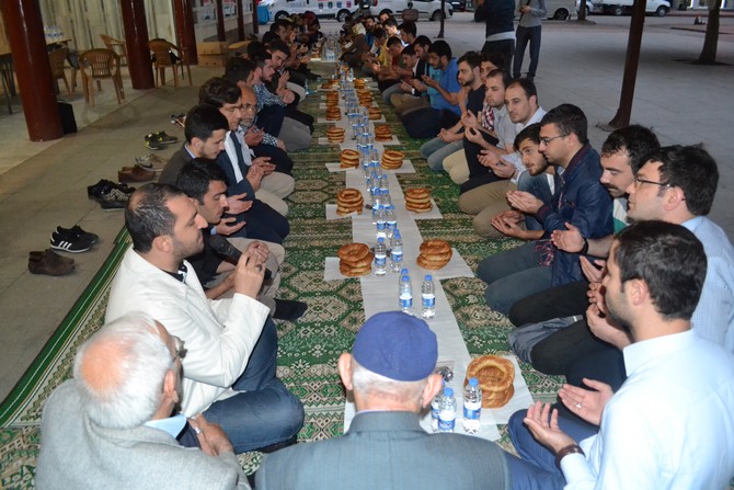 ak-parti-rize-il-genclik-kollarindan-bir-simit-bir-hurma-iftari--(3)-001.jpg