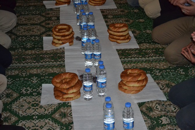 ak-parti-rize-il-genclik-kollarindan-bir-simit-bir-hurma-iftari--(4)-003.jpg