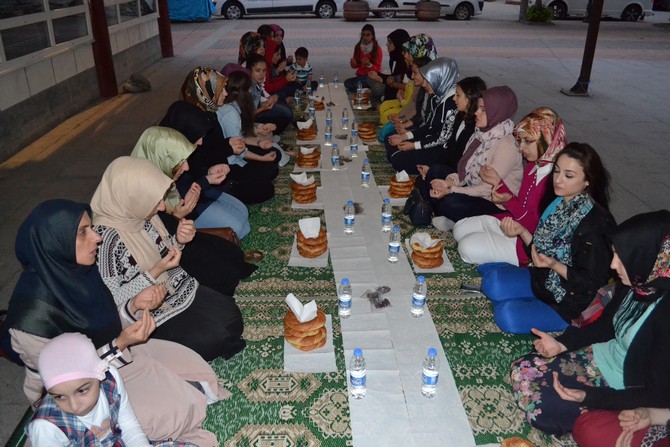 ak-parti-rize-il-genclik-kollarindan-bir-simit-bir-hurma-iftari--(6)-002.jpg