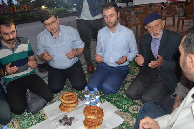 ak-parti-rize-il-genclik-kollarindan-bir-simit-bir-hurma-iftari--(8)-001.jpg