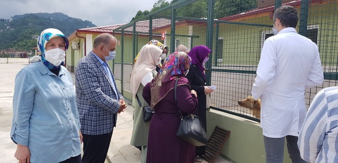 ak-parti-rize-kadin-kollari-sokak-hayvanlarinin-beslenme-ihtiyaclarinin-karsilanmasi,-toplumsal-duyarliligi-artirmak-ve-dikkat-cekmek-amaciylabir-basin-aciklamasi-yapti-(2).jpg